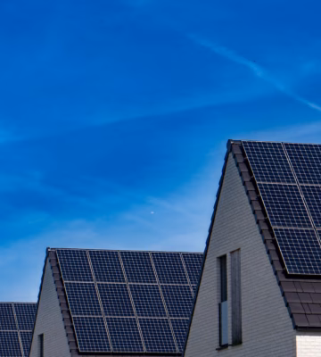 Zonnepanelen op woningen dragen bij aan duurzame energieopwekking in de gebouwde omgeving.