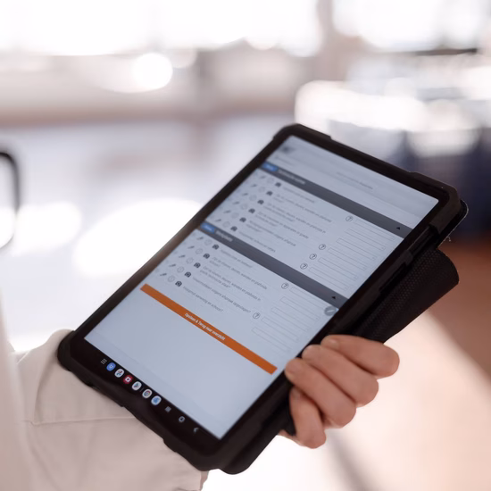 Tablet mit digitaler Inspektions- oder Erfassungssoftware, das zur Eingabe und Verwaltung von Daten verwendet wird.