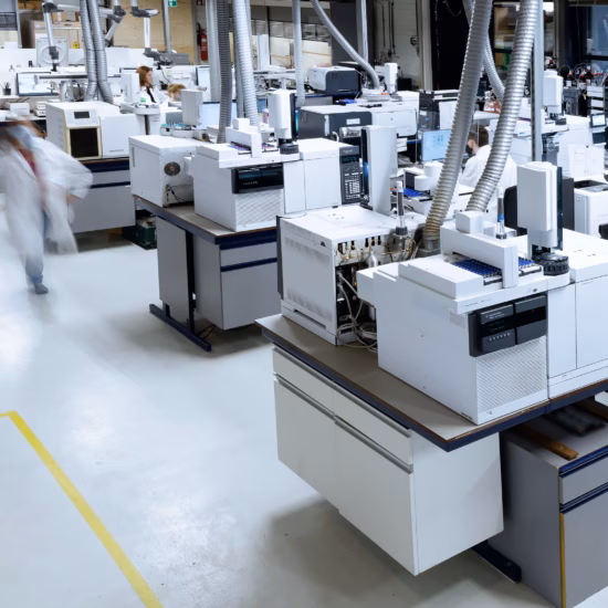 Modernes Labor mit automatisierten Analysegeräten und Arbeitsplätzen für die Qualitätskontrolle und Prüfung.