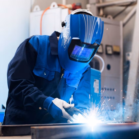 Ein Schweißspezialist führt MIG/MAG-Schweißarbeiten an einer Metallkonstruktion in einer industriellen Werkstatt durch.