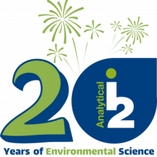 Jubileumlogo van i2 Analytical voor 20th Years of Environmental Science met groen-blauw cijfer 20, vuurwerkillustraties en bedrijfslogo.