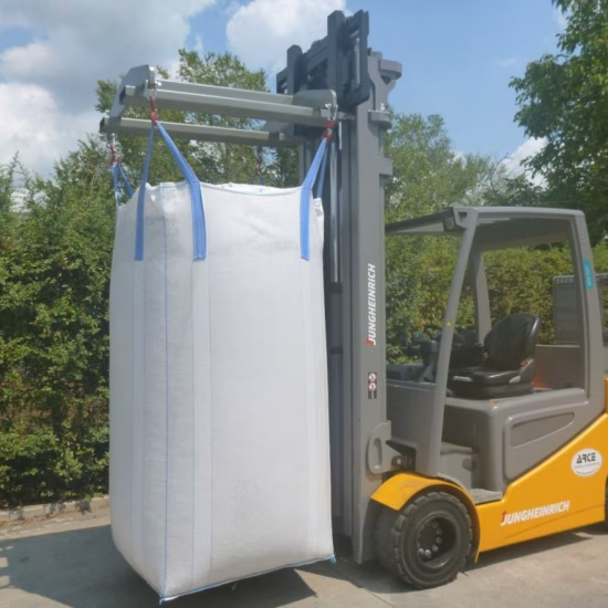 Ein mit einem Hubaufsatz ausgestatteter Gabelstapler transportiert einen großen Schüttgutsack in einer industriellen Außenumgebung und verdeutlicht dabei die Themen Materialumschlag, Logistikabläufe, Schüttgutlagerlösungen, Arbeitssicherheit sowie den effizienten Transport von Industriegütern und Rohstoffen.