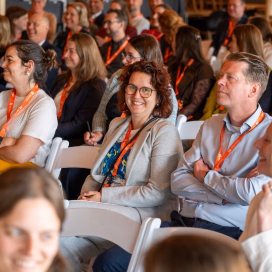 Les participants assistent à une présentation lors d'une conférence professionnelle du secteur, axée sur le partage des connaissances, les opportunités de réseautage, les mises à jour réglementaires, l'expertise en matière d'assurance qualité et la collaboration entre professionnels du secteur des essais, de l'inspection, de la certification et de la conformité.