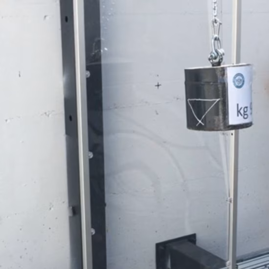 Ein Prüfgewicht wird in einer Laborvorrichtung aufgehängt, die zur Messung der Leistungsfähigkeit, Haltbarkeit und mechanischen Eigenschaften von Materialien ausgelegt ist. Dies ermöglicht genaue Prüfungen, gewährleistet die Qualitätssicherung und erleichtert die wissenschaftliche Forschung.