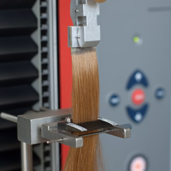 A tensile testing machine installed in the laboratory makes it possible to evaluate the strength and properties of fiber-based materials, thereby ensuring precise quality control, materials research, and state-of-the-art testing methods.