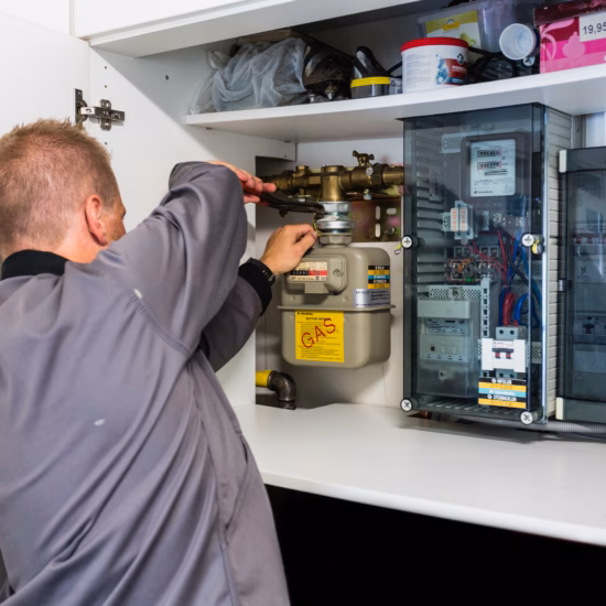 Inspectie van een industriële verwarmingsketel met meetapparatuur voor veiligheid en CO-certificering