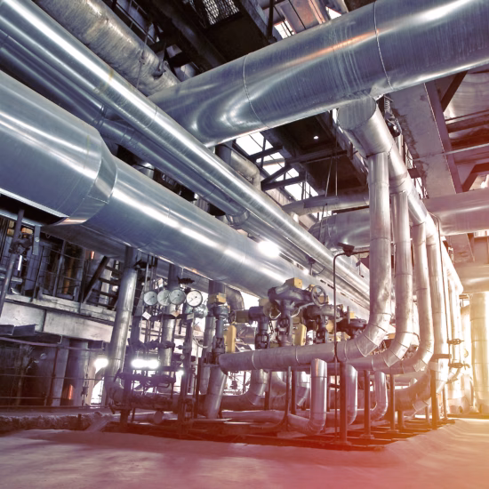 Réseau de tuyauterie et installations techniques étendus dans un environnement industriel lors d'un essai d'équivalence visant à démontrer la sécurité, les performances et la conformité du système.
