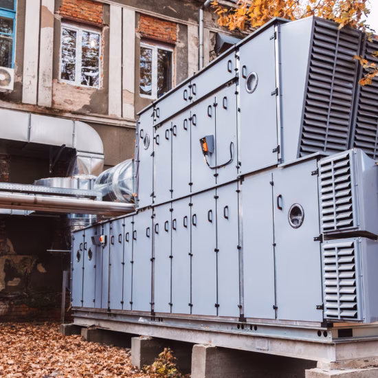 Centrale de traitement d'air modulaire avec conduits de ventilation, destinée à des contrôles périodiques de sécurité et de qualité.