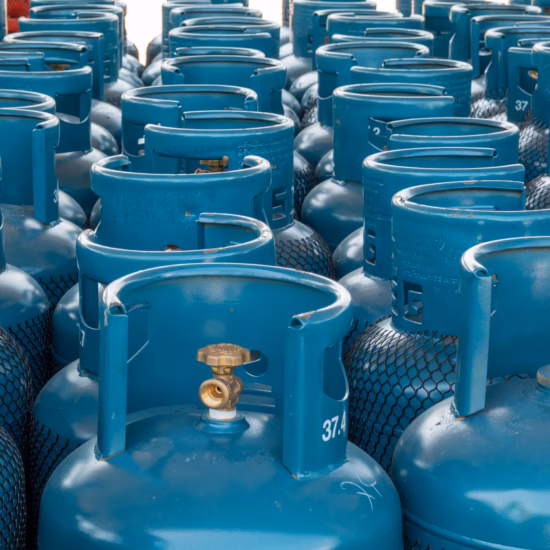 Rijen propaan‑ en butaanflessen tijdens inspectie en keuring van gasinstallaties