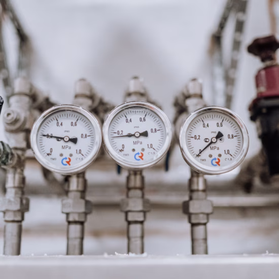 Drukmeters meten en bewaken de druk in een technische leidinginstallatie.