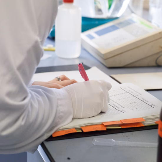 Laboratoriumgegevens worden vastgelegd als onderdeel van de analyse van watermonsters.