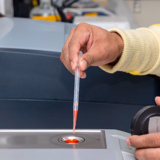 Un échantillon d'eau est analysé à l'aide d'équipements de laboratoire afin d'étudier la qualité de l'eau.