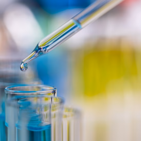 Een watermonster wordt met een pipet voorbereid voor laboratoriumanalyse van waterkwaliteit.