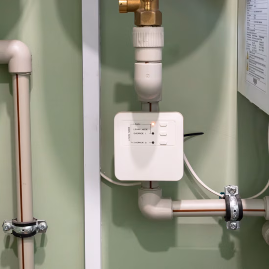 Waterleidinginstallatie met regeltechnische componenten voor monitoring en beheer van het watersysteem.