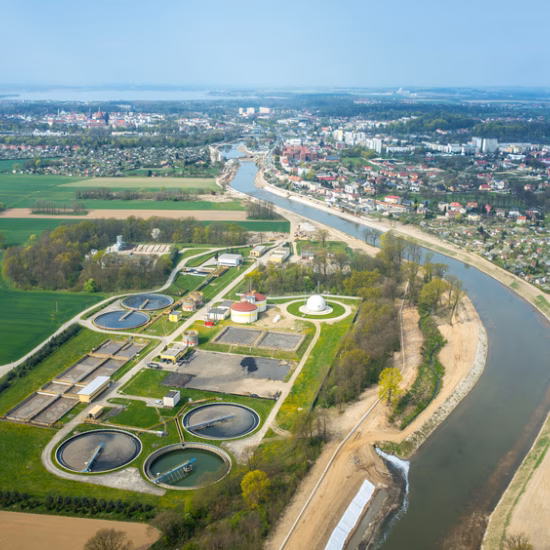 Luchtfoto van de rioolwaterzuiveringsinstallatie