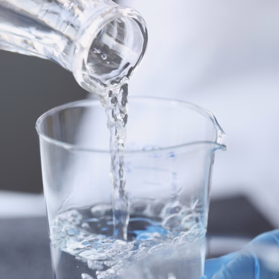 Een watermonster wordt voorbereid voor analyse in een laboratoriumomgeving.