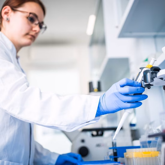 Ein Laborassistent führt in einer modernen Forschungsumgebung eine Analyse mit Laborgeräten durch.