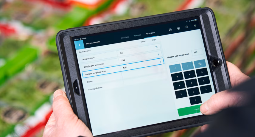Une tablette équipée d'une application de saisie numérique est utilisée pour l'enregistrement et le traitement des données dans un environnement opérationnel.