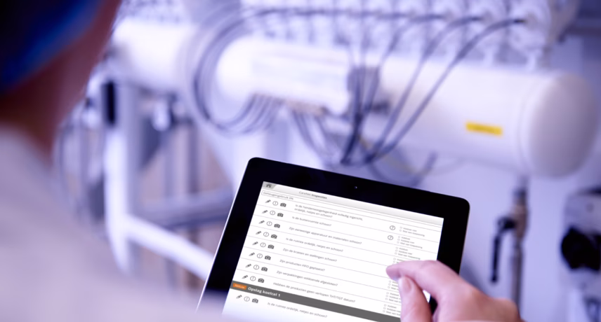 Tablette permettant le contrôle qualité numérique dans un environnement de laboratoire ou de production.