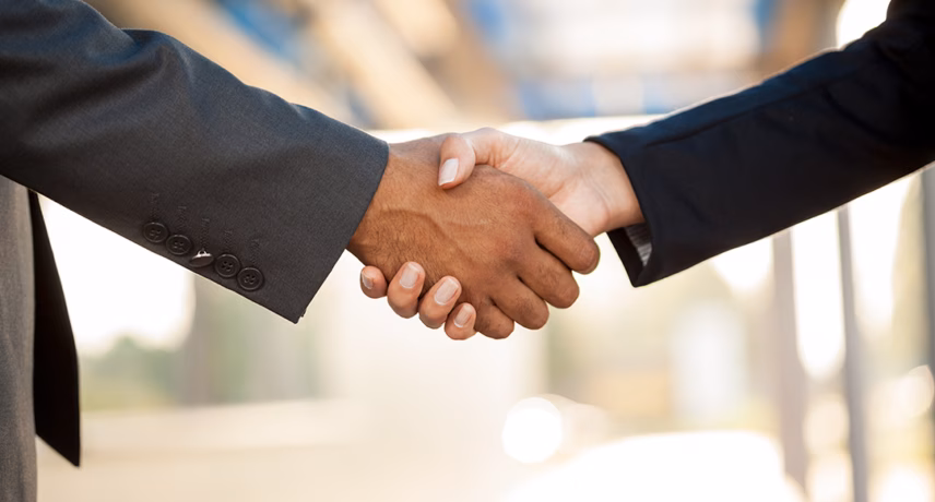 hand business men and women who shaking hands