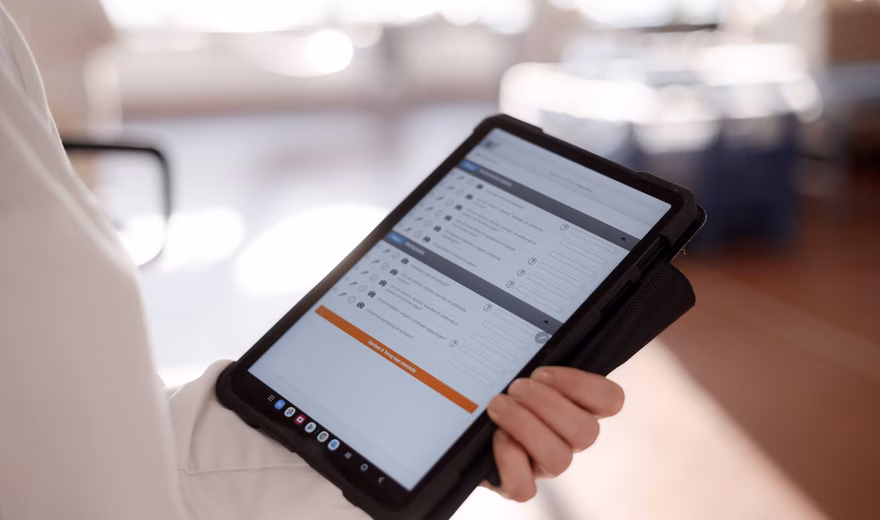 Tablette équipée d'un logiciel d'inspection ou d'enregistrement numérique utilisée pour la saisie et la gestion des données.
