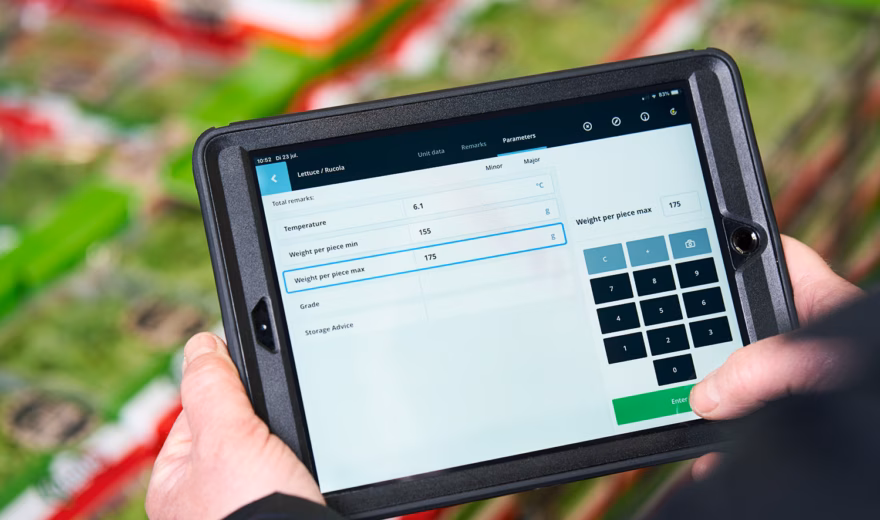 Een man gebruikt een iPad met kwaliteitscontrole (QC) software, terwijl hij gegevens controleert en analyseert.