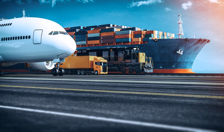 Vrachttransport met containerschip, vrachtwagen en vliegtuig in een logistieke havenomgeving