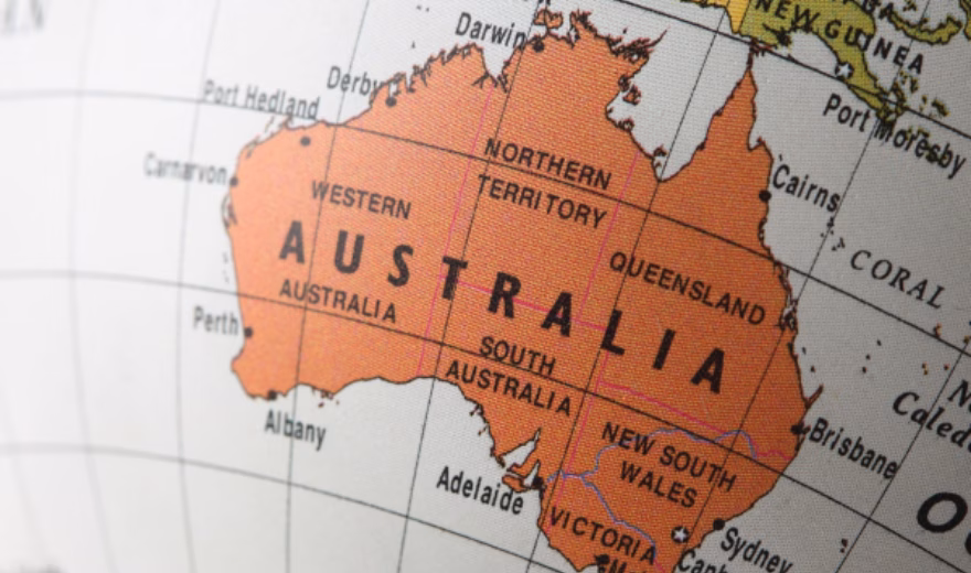 Nahaufnahme einer Weltkarte mit hervorgehobenen Darstellungen von Australien sowie dessen Bundesstaaten und Territorien, die den internationalen Marktzugang, die Einhaltung gesetzlicher Vorschriften, Handelsmöglichkeiten, Produktzertifizierung und Unterstützung bei der Geschäftsexpansion für Unternehmen veranschaulicht, die auf dem australischen Markt tätig sind.