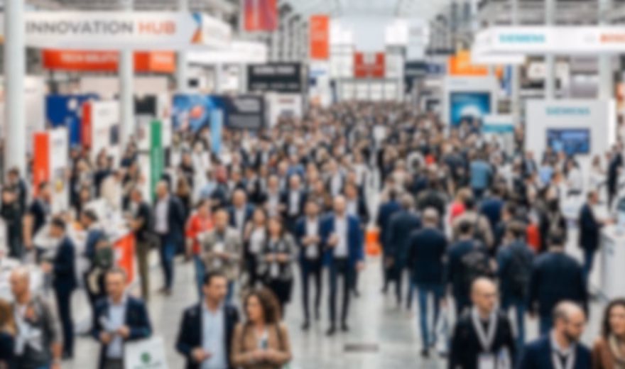 Eine große Zahl von Fachleuten besucht eine gut besuchte internationale Fachmesse in einer modernen Messehalle, bei der Branchenvernetzung, Geschäftsentwicklung, Innovation, Wissensaustausch und Zusammenarbeit in den Bereichen Prüfung, Inspektion, Zertifizierung und Konformität im Vordergrund stehen.