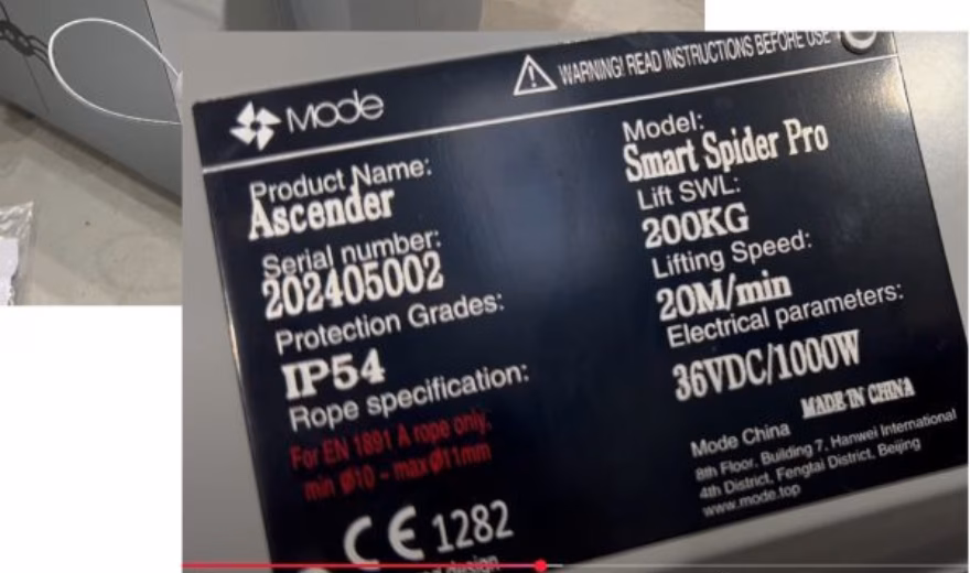 Nahaufnahme eines Produktkennzeichnungsetiketts an einer Industrieanlage, das technische Spezifikationen, die Schutzart IP54, die Tragkraft, die Seriennummer und die CE-Kennzeichnung zeigt und damit die Rückverfolgbarkeit des Produkts, die Einhaltung gesetzlicher Vorschriften, Zertifizierungsanforderungen sowie die Qualitätssicherung für Industrie- und Hebezeuge verdeutlicht.