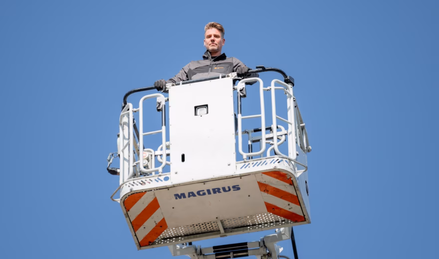 Technisch medewerker werkt vanuit een hoogwerker aan inspectie- of onderhoudswerkzaamheden op hoogte.