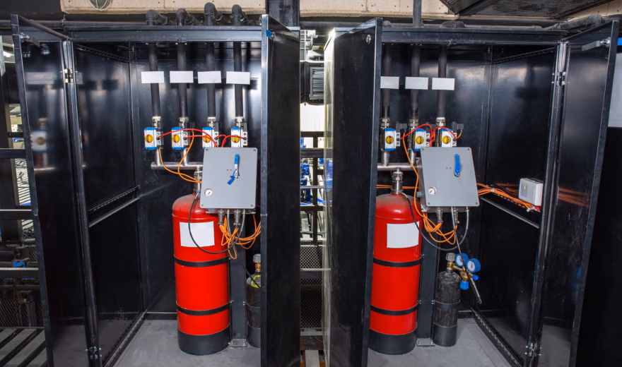 Brandblusinstallatie met gasbluscilinders in technische ruimte voor een gelijkwaardigheidstest van het blussysteem.