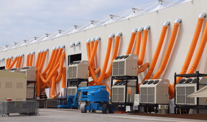 Grootschalige luchtbehandelingsinstallatie met ventilatiekanalen voor een veiligheidsinspectie en desinfectie van de luchtbehandelingskasten.