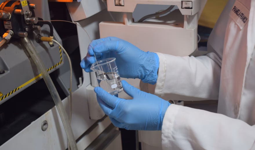 Een watermonster wordt in het laboratorium onderzocht voor analyse van waterkwaliteit en microbiologische parameters.