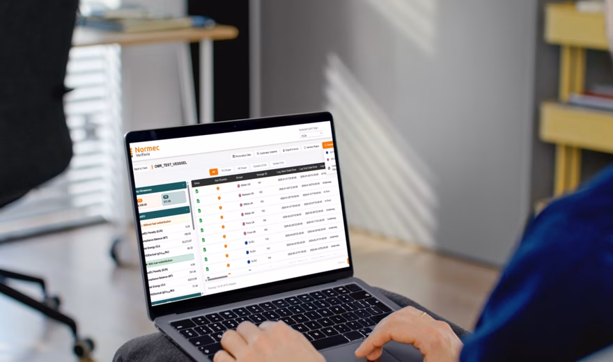 Eine Person betrachtet Mess- und Inspektionsdaten auf einem Laptop mit einem digitalen Dashboard für das Qualitäts- oder Prozessmanagement.