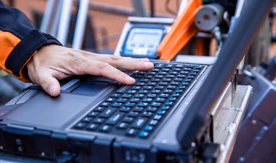 Ein Laptop wird zur Durchführung und Protokollierung technischer Inspektionsarbeiten vor Ort verwendet.