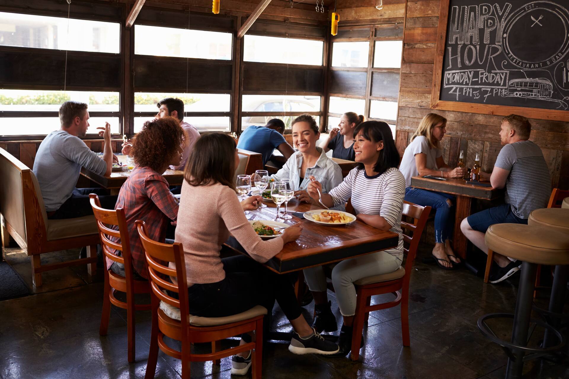 Des clients sont assis à table et mangent dans un restaurant à l'ambiance décontractée.