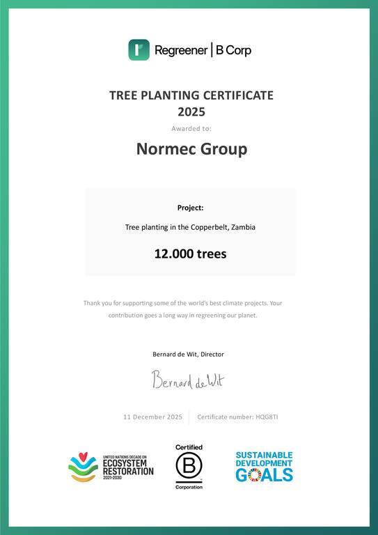 Een officieel certificaat met een groene rand waarop een duurzame bijdrage wordt bevestigd. Op het document staat onder meer vermeld dat 12.000 bomen zijn gerealiseerd of ondersteund binnen een duurzaamheidsproject. Onderaan zijn diverse logo’s van betrokken organisaties zichtbaar.