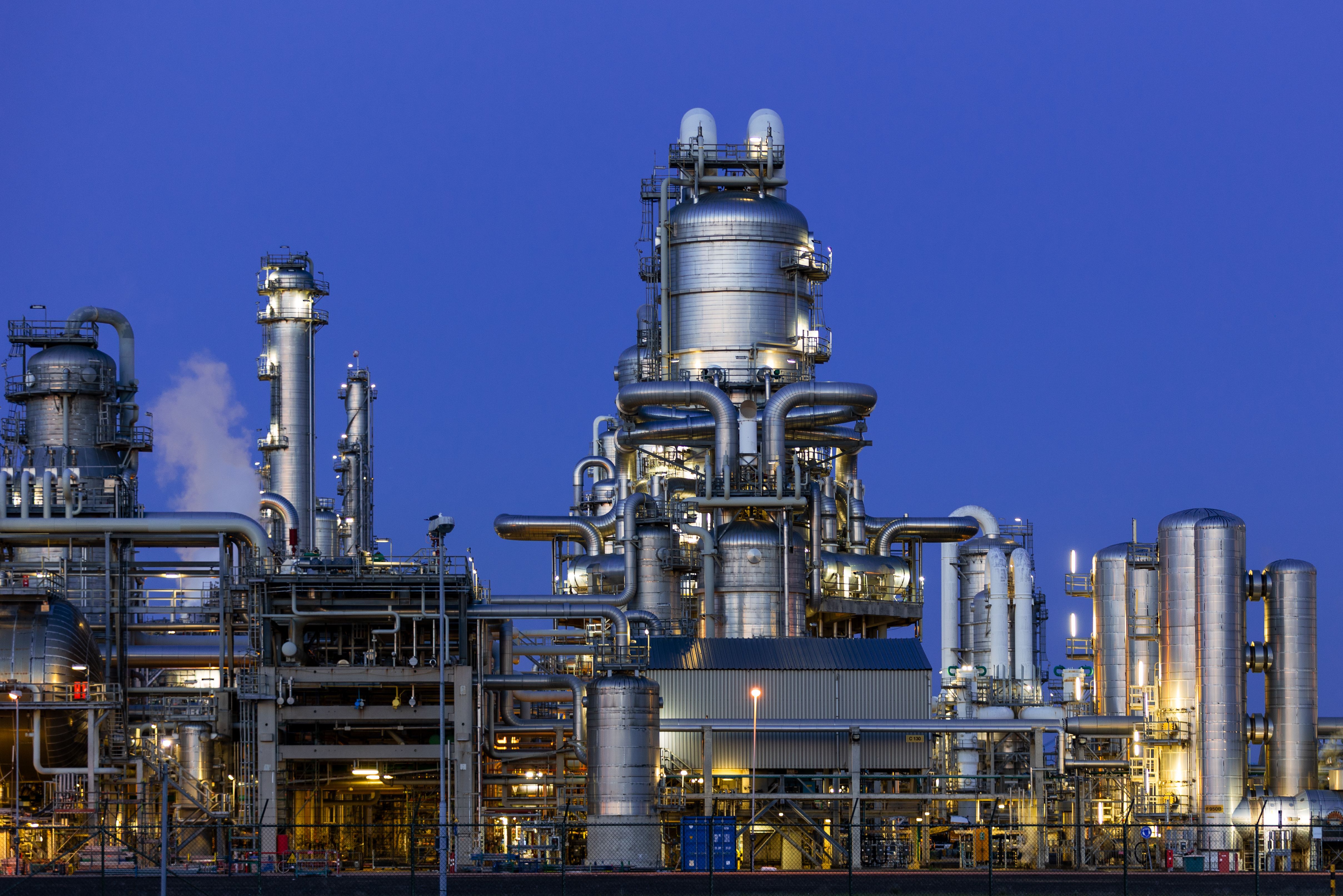 Installation pétrochimique comprenant des tours de distillation et des canalisations, dans laquelle des systèmes de détection de gaz sont utilisés à des fins de sécurité et de surveillance