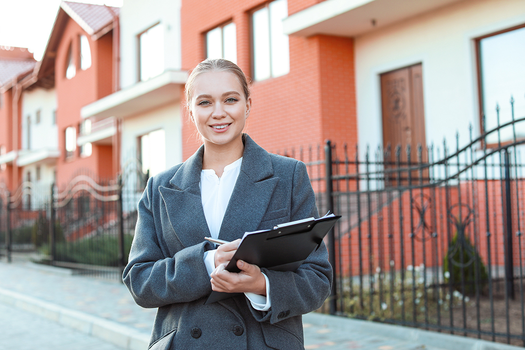 Personne munie d'une tablette pour les logements lors d'une inspection immobilière ou d'une consultation à domicile